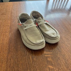 Hey dudes, womens size 7 in sandy tan with orangey laces.